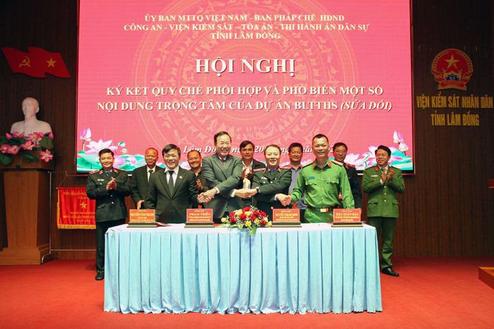 Các đồng chí: Phạm Triều, Phó Chủ tịch Thường trực Ủy ban MTTQ Việt Nam tỉnh; Nguyễn Thành Minh, Viện trưởng Viện KSND tỉnh; Nguyễn Văn Thanh, Chánh án Tòa án nhân dân tỉnh; Đại tá Đậu Xuân Bảo, Phó Giám đốc Công an tỉnh ký kết quy chế phối hợp giữa các đơn vị