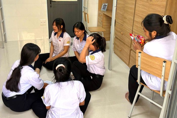 Sau những giờ học căng thẳng, các em học sinh thường ngồi lại trò chuyện, trao đổi với nhau
