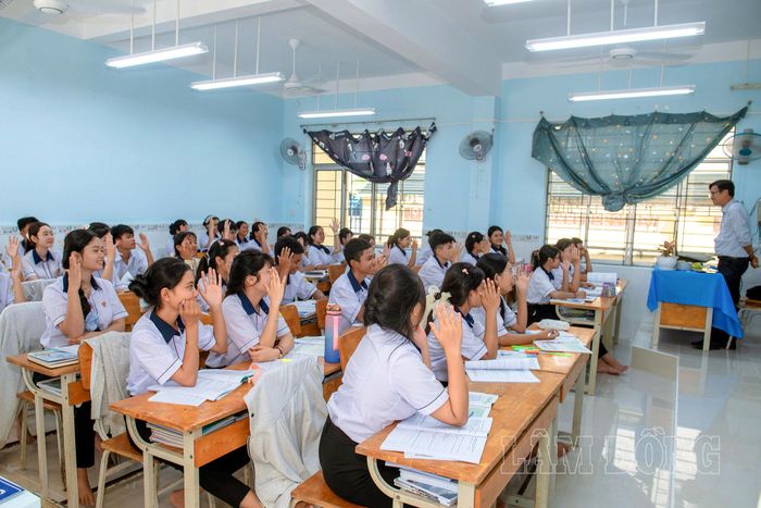 Học sinh Trường Phổ thông DTNT tỉnh khu vực Đông Lâm Đồng vui mừng khi được học tập, sinh hoạt trong môi trường cơ sở vật chất ngày càng hoàn thiện
