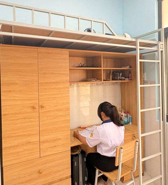 Mỗi học sinh được bố trí gọn gàng trong KTX bao gồm bàn học, tủ đựng đồ và giường ngủ phía trên