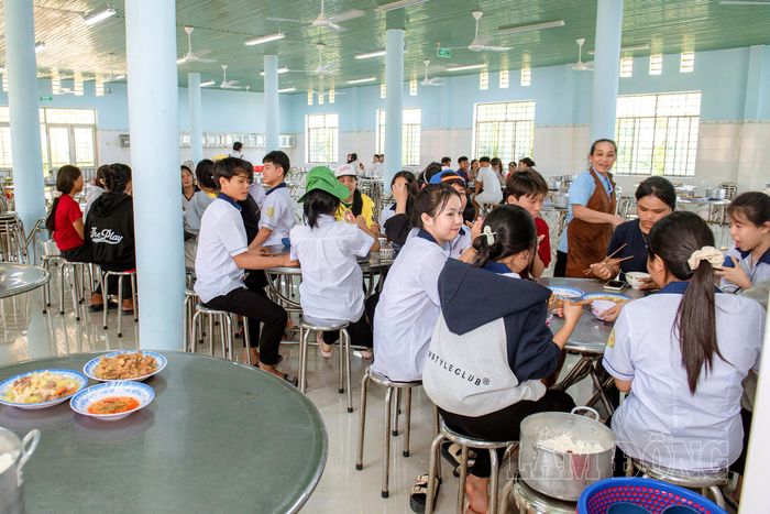 Nhà ăn được sửa chữa, nâng cấp nhằm bảo đảm điều kiện phục vụ học sinh nội trú của Trường Phổ thông DTNT tỉnh khu vực Đông Lâm Đồng.