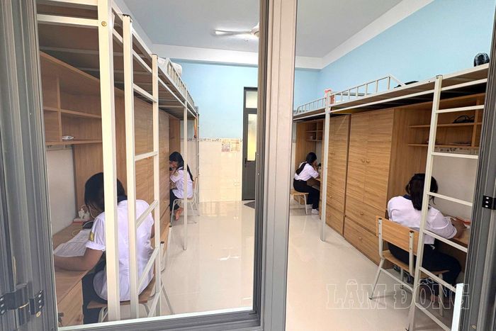 Bố trí của KTX vừa đáp ứng nhu cầu nghỉ ngơi, vừa tạo không gian để các em tự học ngay tại nơi ở sau giờ lên lớp