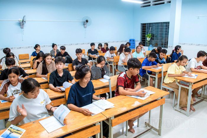 Học sinh Trường Phổ thông DTNT tỉnh khu vực Đông Lâm Đồng trong giờ tự học tại KTX