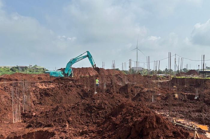 Các đơn vị tập trung huy động máy móc để thi công các hạng mục