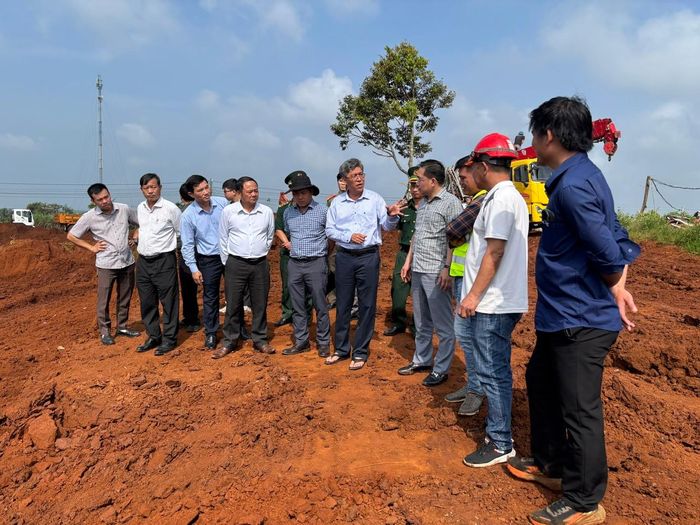 Tỉnh ủy viên, Phó Chủ tịch UBND tỉnh Nguyễn Minh đề nghị các đơn vị huy động nhân lực, máy móc đẩy nhanh tiến độ các hạng mục