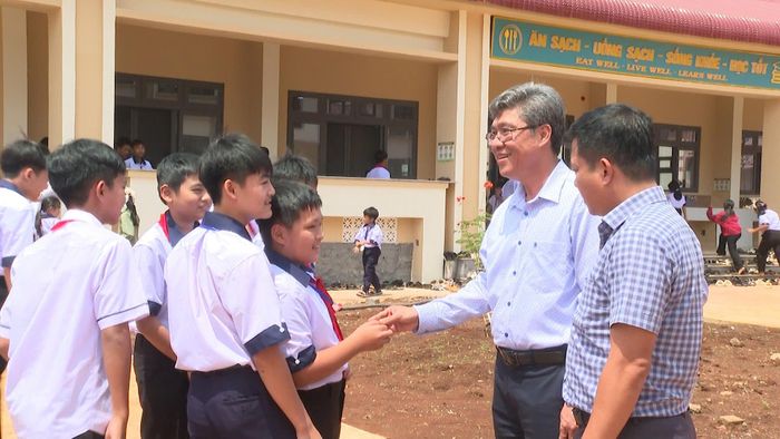 Tỉnh ủy viên, Phó Chủ tịch UBND tỉnh Nguyễn Minh động viên học sinh Trường Phổ thông nội trú liên cấp Tiểu học và THCS Thuận An, xã Thuận An