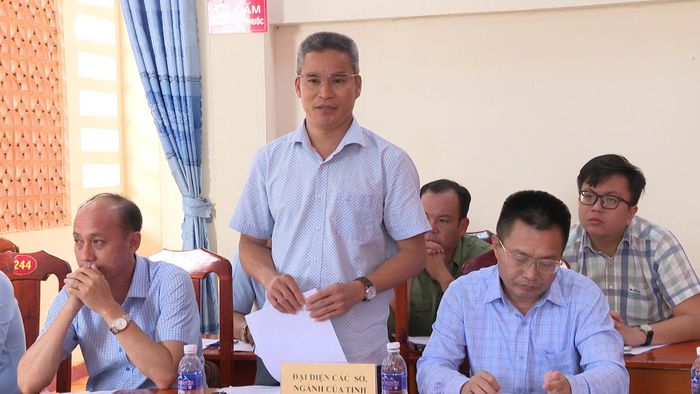 Ông Bùi Hiếu, Phó Giám đốc Sở Nội vụ nêu ý kiến tại buổi làm việc