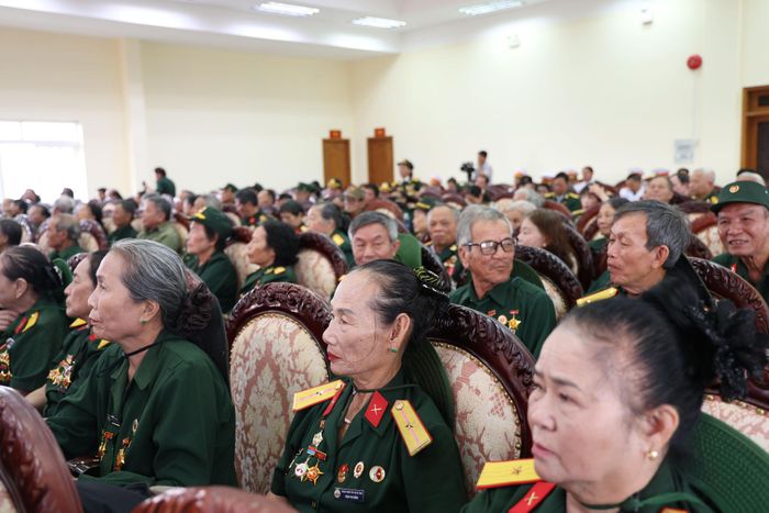 Những nữ quân nhân, thanh niên xung phong, dân quân hỏa tuyến trên mặt trận thành cổ năm xưa