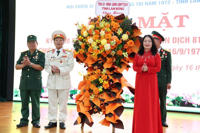 Bà Đỗ Thị Quế Phương, Phó Chủ tịch Ủy ban MTTQ Việt Nam tỉnh tặng hoa chúc mừng