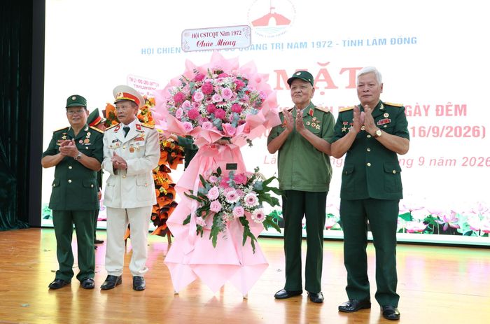 Đại diện Trung ương Hội tặng hoa chúc mừng