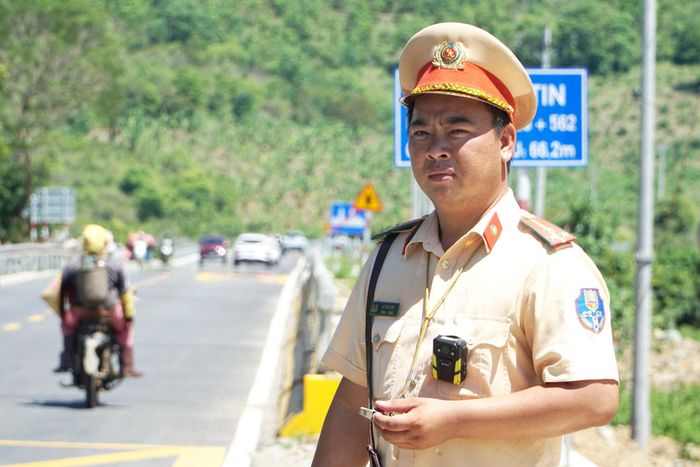 Cán bộ Phòng Cảnh sát giao thông, Công an tỉnh làm nhiệm vụ bảo đảm an toàn giao thông trên Quốc lộ 28B