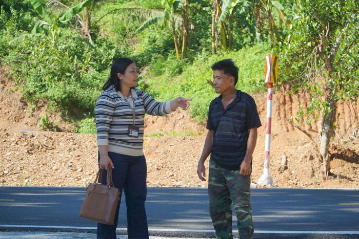 Phó Chủ tịch UBND xã Phan Sơn Nguyễn Thụy Phú (bên trái) hướng dẫn người dân tháo dỡ công trình vi phạm hành lang an toàn giao thông dọc tuyến Quốc lộ 28B, tháng 6/2026