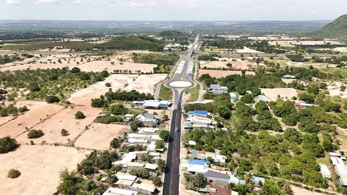 Quốc lộ 28B - trục giao thông quan trọng kết nối vùng biển với cao nguyên Lâm Đồng (Ảnh: Duy Minh)