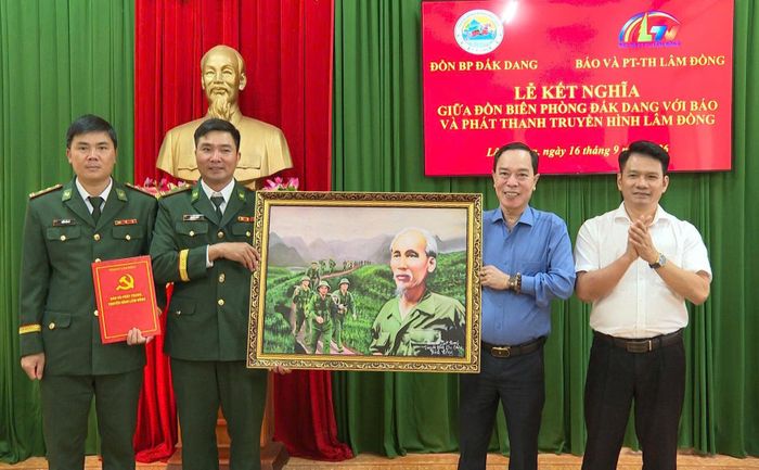 Lãnh đạo Báo và Phát thanh, Truyền hình Lâm Đồng trao quà lưu niệm, thắt chặt mối quan hệ đoàn kết với cán bộ, chiến sĩ Đồn Biên phòng Đắk Dang.