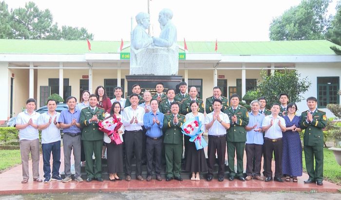 Hai đơn vị kết nghĩa chụp ảnh lưu niệm tại Tượng đài Bác Hồ và chiến sĩ biên phòng