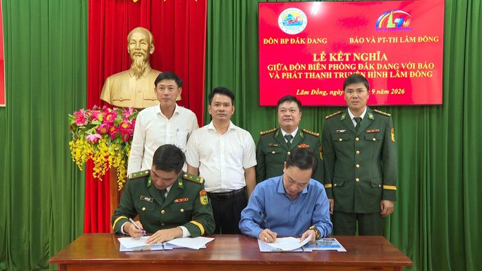 Lãnh đạo Báo và Phát thanh, Truyền hình Lâm Đồng và Đồn Biên phòng Đắk Dang ký văn bản kết nghĩa