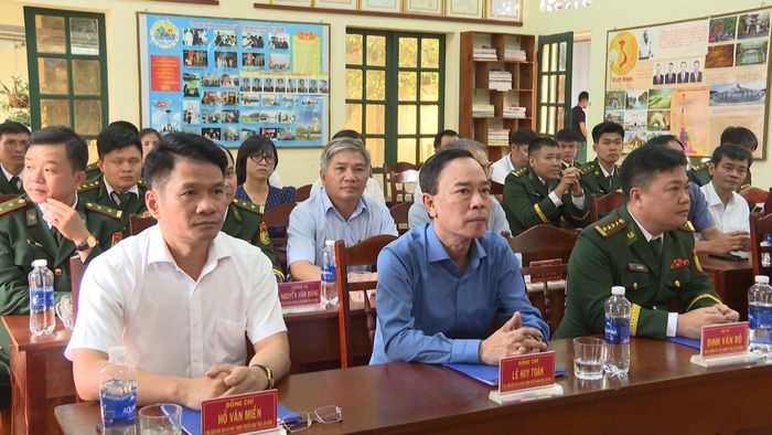 Đồng chí Lê Huy Toàn, Tỉnh ủy viên, Bí thư Đảng ủy, Giám đốc Báo và Phát thanh, Truyền hình Lâm Đồng (ở giữa) và đồng chí Hồ Văn Miền, Phó Giám đốc Báo và Phát thanh, Truyền hình Lâm Đồng (bên trái) tham dự lễ kết nghĩa