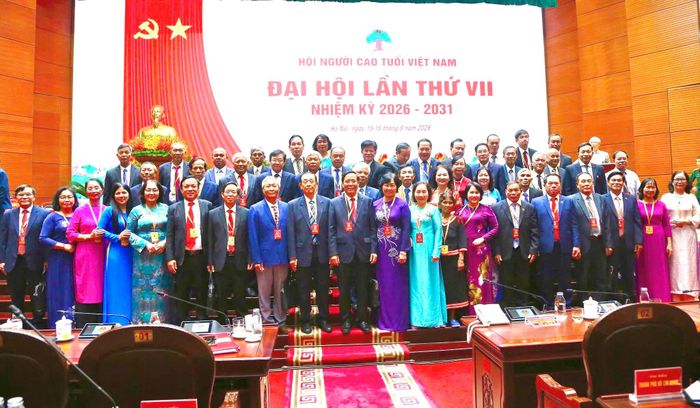 Đoàn đại biểu Hội NCT tỉnh Lâm Đồng chụp ảnh lưu niệm với các đồng chí Trung ương Hội NCT Việt Nam