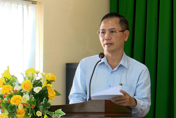 Ông Võ Kim Hải, Giám đốc Trung tâm Y tế khu vực Đà Lạt báo cáo với Đoàn giám sát HĐND tỉnh