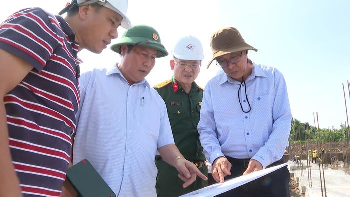Tỉnh ủy viên, Phó Chủ tịch UBND tỉnh Nguyễn Minh (bìa phải) yêu cầu các đơn vị đẩy nhanh tiến độ thi công các hạng mục tại công trình