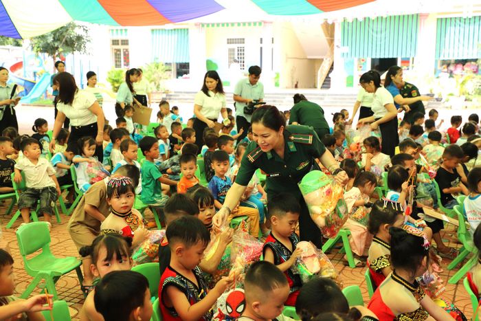 Tặng quà cho các em thiếu nhi