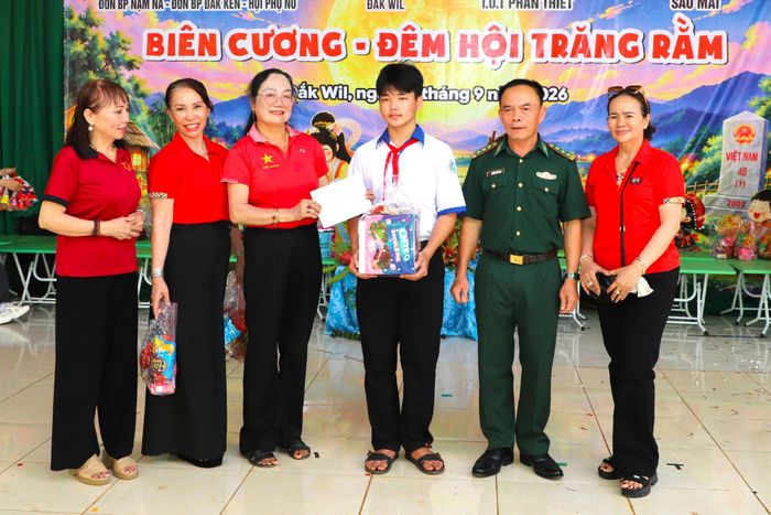 Các mạnh thường quân tặng quà cho cháu Nông Tiến Mạnh, con nuôi Đồn Biên phòng Nậm Na