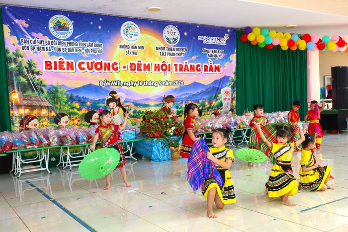 Tiết mục múa đặc sắc của các em học sinh Trường Mầm non Đắk Wil