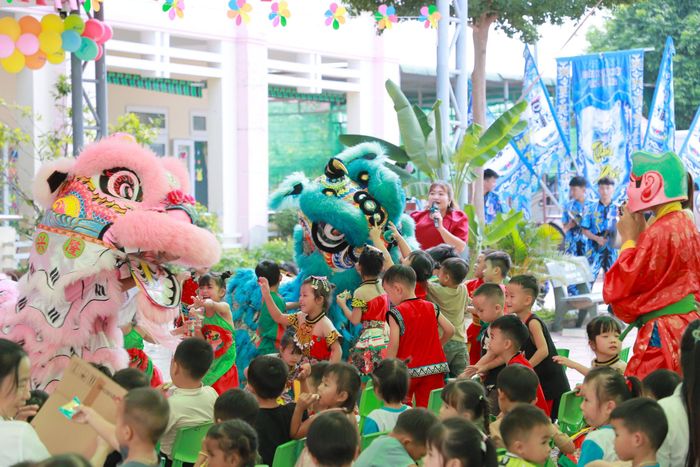 Các em nhỏ thích thú khi được xem biểu diễn múa lân
