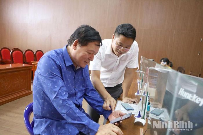 Cán bộ Trung tâm Phục vụ hành chính công xã Tân Thanh hướng dẫn người dân thực hiện các TTHC trên môi trường điện tử.