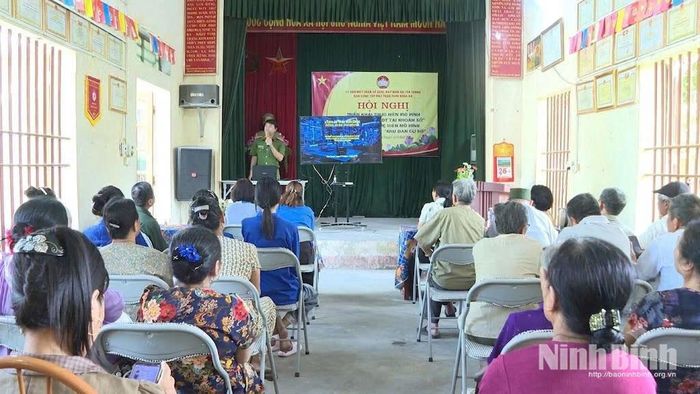 Ban Công tác Mặt trận thôn Đồng Ao (xã Tân Thanh) phối hợp với Tổ công nghệ số cộng đồng, Chi đoàn Thanh niên thôn tổ chức Hội nghị triển khai thực hiện mô hình "Mỗi gia đình một tài khoản số".