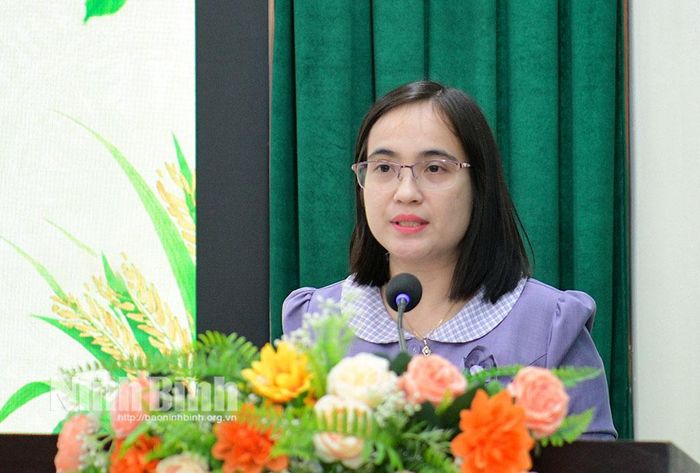 Đồng chí Nguyễn Thị Phương Quỳnh, Phó Chủ tịch Hội Nông dân tỉnh phát biểu tại hội nghị.
