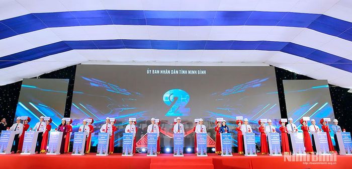 Các đại biểu bấm nút khởi công dự án.