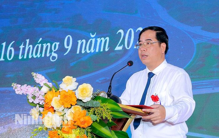 Lãnh đạo Ban Quản lý đầu tư xây dựng số 1 phát biểu tại lễ khởi công.