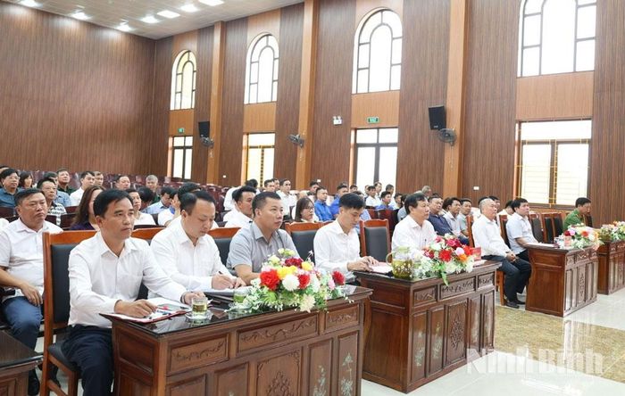 Các đại biểu dự hội nghị sinh hoạt chuyên đề.