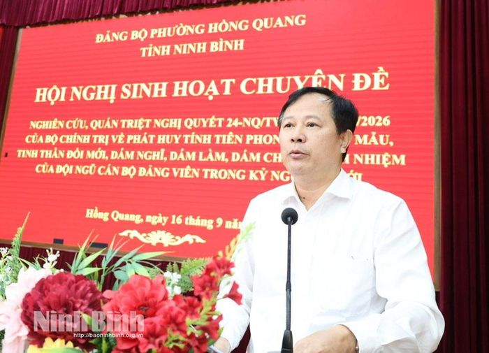 Đồng chí Đinh Xuân Hùng, Tỉnh ủy viên, Bí thư Đảng ủy, Chủ tịch HĐND phường Hồng Quang phát biểu tại hội nghị.