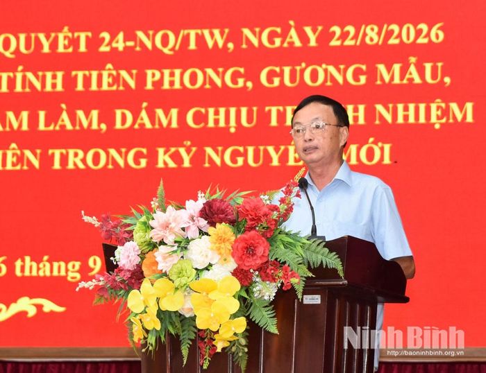 Đại biểu tham luận tại hội nghị.