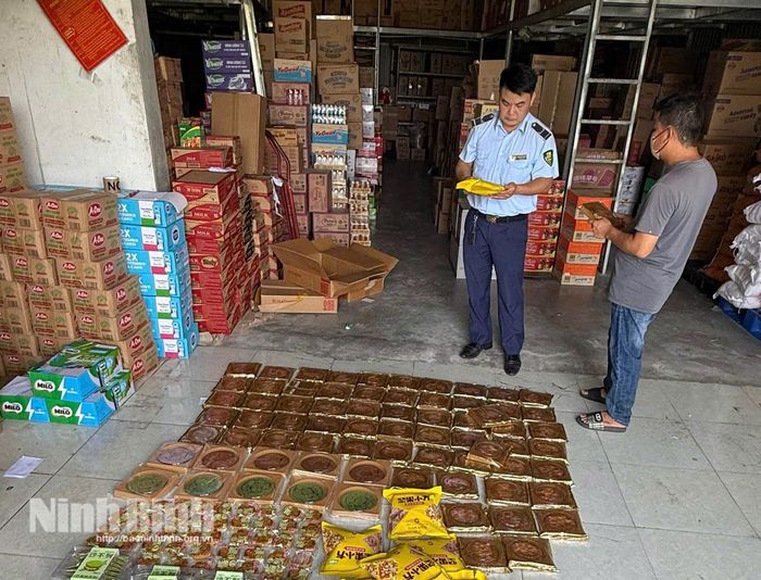 Đội Quản lý thị trường số 11 phối hợp với lực lượng Cảnh sát kinh tế kiểm tra, phát hiện và thu giữ số lượng lớn bánh Trung thu, bánh kẹo không rõ nguồn gốc xuất xứ tại Công ty TNHH TH (phường Phù Vân). Ảnh: CTV
