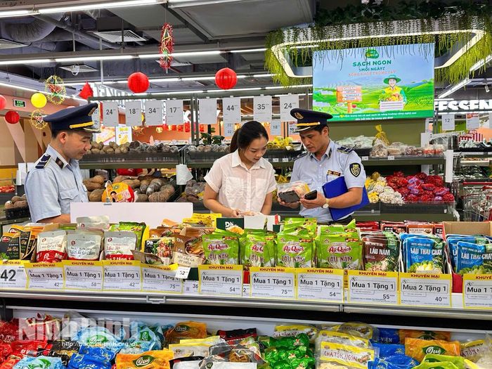 Lực lượng Quản lý thị trường kiểm tra nguồn gốc, hạn sử dụng và niêm yết giá các mặt hàng thực phẩm, gia vị tại một siêu thị trên địa bàn.
