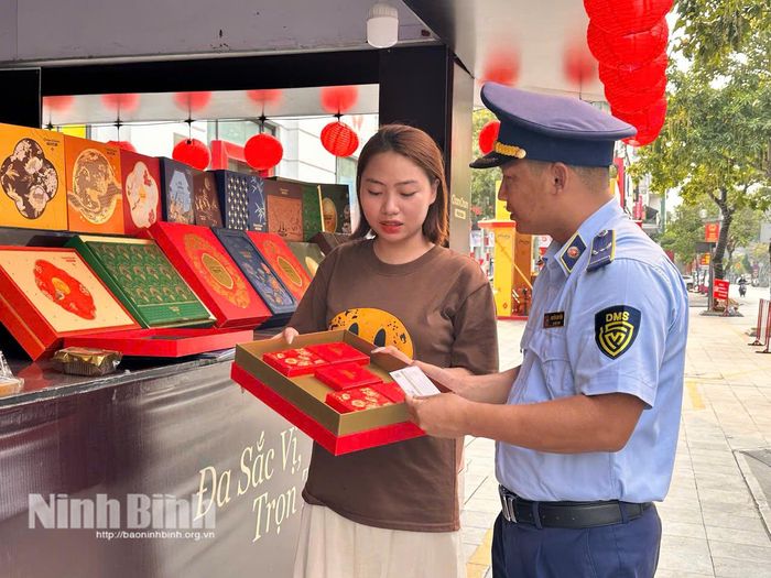 Lực lượng chức năng kiểm tra điều kiện an toàn thực phẩm các sản phẩm bánh Trung thu tại một cửa hàng kinh doanh bánh Trung thu trên địa bàn phường Phủ Lý.