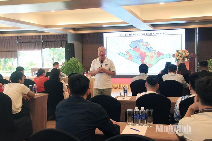 Giảng viên Trường Cao đẳng Du lịch Hà Nội truyền đạt các nội dung tại lớp bồi dưỡng.