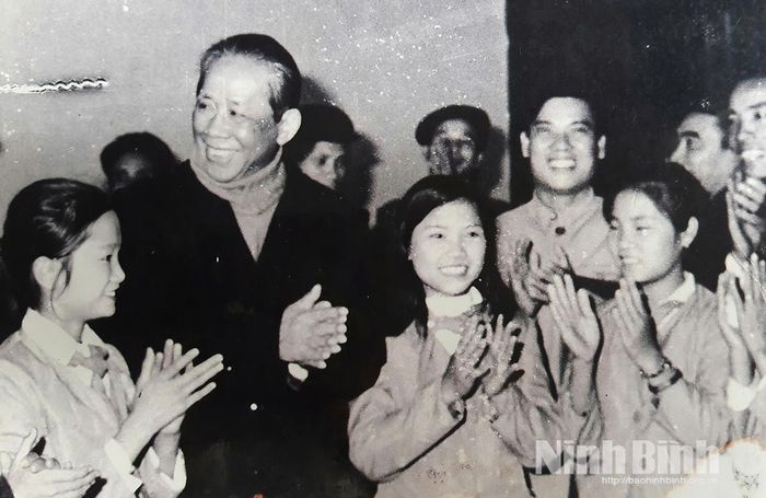 Đội Vàng Anh Nhà Văn hóa Thiếu nhi thành phố Nam Định đón Tổng Bí thư Lê Duẩn về thăm và làm việc tại tỉnh năm 1977. Ảnh: Tư liệu