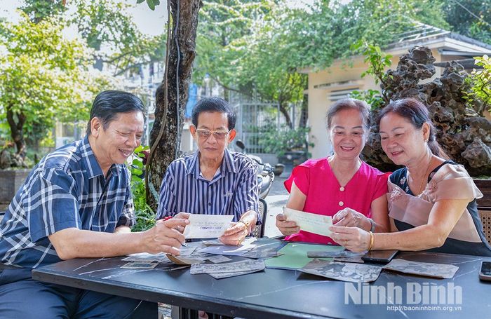 Một số thành viên Ban liên lạc Hội truyền thống Vàng Anh gặp mặt ôn lại kỷ niệm qua những tấm ảnh.