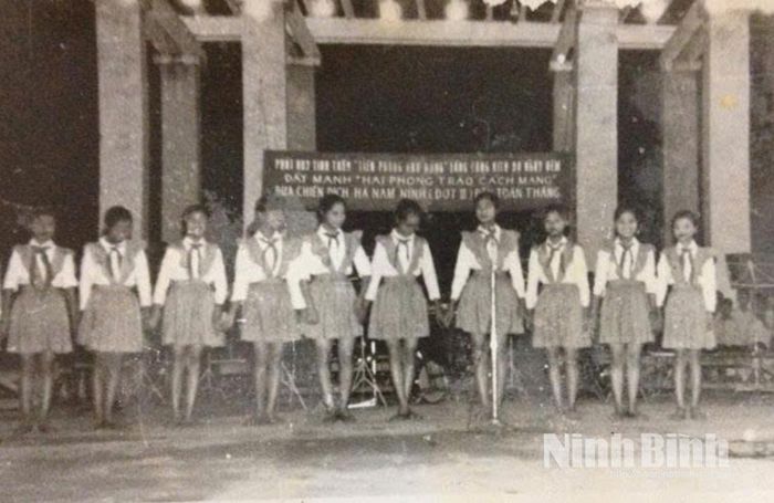 Đội Vàng Anh Nhà Văn hóa Thiếu nhi thành phố Nam Định biểu diễn tại giàn leo thành phố Nam Định năm 1975. Ảnh: Tư liệu