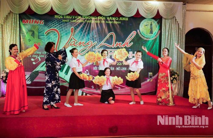 Các thành viên Hội truyền thống Đội Vàng Anh biểu diễn các tiết mục làm nên tên tuổi của đội.