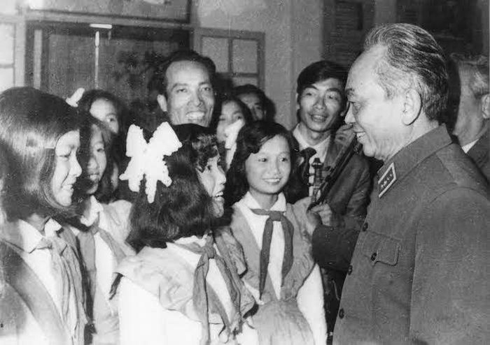 Đội Vàng Anh Nhà Văn hóa Thiếu nhi thành phố Nam Định đón Đại tướng Võ Nguyên Giáp về thăm và làm việc tại tỉnh năm 1978. Ảnh: Tư liệu