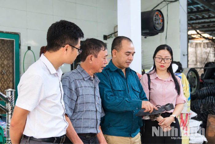 Ông Cao Xuân Đông (làng nghề rèn truyền thống Vân Chàng) giới thiệu các sản phẩm nông cụ của cơ sở.