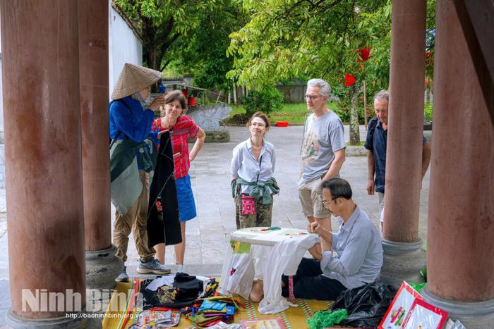 Bảo tồn, phát huy giá trị làng nghề gắn với khai thác du lịch tại làng nghề thêu ren Văn Lâm, phường Nam Hoa Lư.