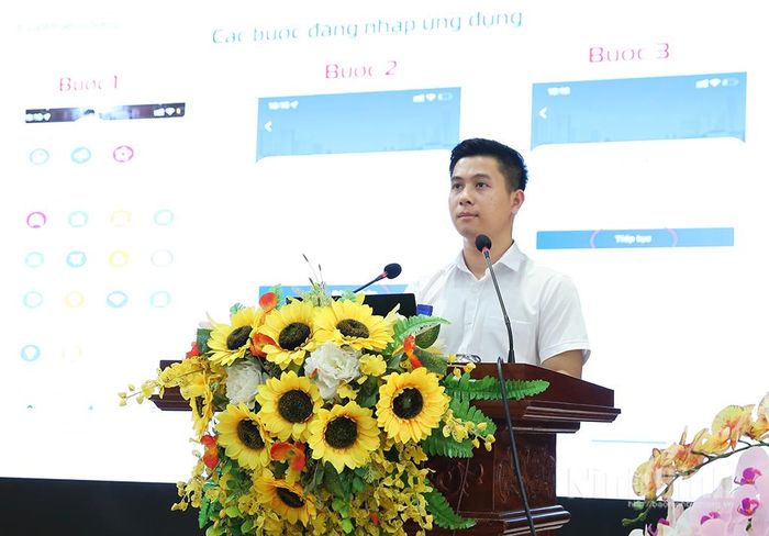 Đại diện Viettel Ninh Bình hướng dẫn cài đặt các phần mềm.