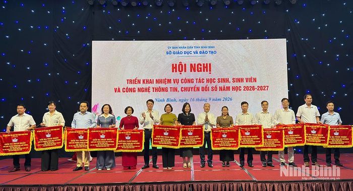 Lãnh đạo Sở Giáo dục và Đào tạo khen thưởng các đơn vị có thành tích cao trong Hội thi thể thao cán bộ, giáo viên, nhân viên ngành Giáo dục Ninh Bình năm 2026.