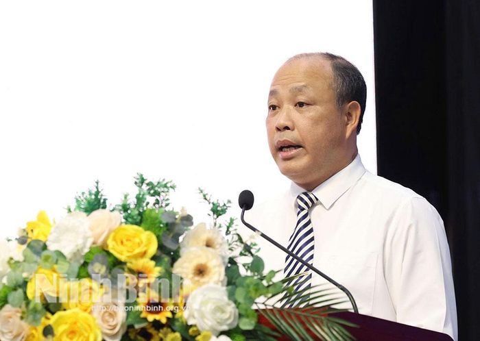 Đồng chí Nguyễn Văn Thuận, Phó Giám đốc Sở Giáo dục và Đào tạo phát biểu chỉ đạo hội nghị.